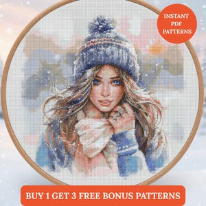 Può includere: Un modello a punto croce con una donna con cappello e cappotto invernali, ambientato in una scena innevata. Il disegno è incorniciato in un telaio da ricamo in legno. Il testo sull'immagine recita "Instant PDF Patterns" e "Buy 1 Get 3 Free Bonus Patterns".