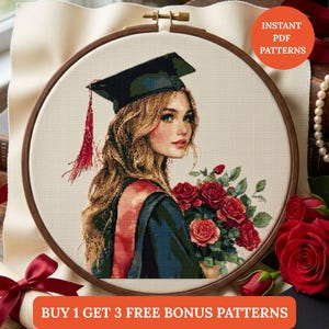 Può includere: Schema a punto croce di una laureata con rose rosse, con cappello e toga. L'immagine è in un telaio da ricamo in legno. Il testo recita "INSTANT PDF PATTERNS" e "BUY 1 GET 3 FREE BONUS PATTERNS".