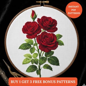 Puede incluir: Patrón de punto de cruz de rosas rojas con hojas y tallos verdes, exhibido en un bastidor de bordado de madera. El texto "INSTANT PDF PATTERNS" está en un círculo naranja. El texto "BUY 1 GET 3 FREE BONUS PATTERNS" está en la parte inferior.