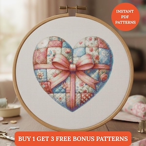 Könnte beinhalten: Ein herzförmiges Kreuzstichdesign in einem hölzernen Stickrahmen. Das Design zeigt ein Patchworkmuster in Rosa-, Blau- und Rottönen mit einer rosa Schleife in der Mitte. Der Text "INSTANT PDF PATTERNS" befindet sich in einem orangefarbenen Kreis.