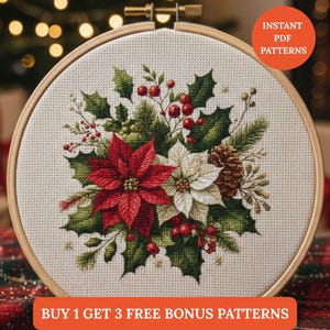 Op de afbeelding: Een kruissteekpatroon in een houten borduurring met een kerstbloemstuk. Het toont rode poinsettia's, witte bloemen, groene hulst en rode bessen. De afbeelding bevat de tekst "Instant PDF Patterns" en "Buy 1 Get 3 Free Bonus Patterns."