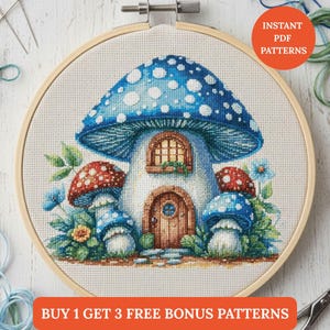 Puede incluir: Bordado de punto de cruz de una casa de setas con una gorra azul y blanca con lunares, una puerta de madera y setas rojas y azules. El diseño está en un bastidor de bordado de madera. El texto dice "Instant PDF Patterns" y "BUY 1 GET 3 FREE BONUS PATTERNS".