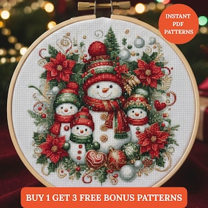 Peut inclure: Motif de point de croix représentant une famille de bonhommes de neige avec des bonnets et écharpes rouges et verts, entourés de poinsettias et de décorations, dans un cercle à broder en bois. Le texte indique "Instant PDF Patterns" et "Buy 1 Get 3 Free Bonus Patterns."