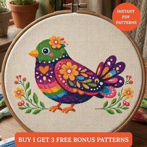 以下が含まれることがあります： 木製の刺繍枠に入った、カラフルなクロスステッチの鳥のデザイン。鳥は虹色の体、花のアクセント、ハートが特徴です。「INSTANT PDF PATTERNS」と「BUY 1 GET 3 FREE BONUS PATTERNS」の文字も表示されています。