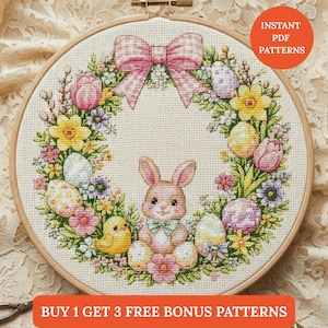 Può includere: Un ricamo a punto croce pasquale in un telaio di legno. Il disegno presenta un fiocco rosa, un coniglietto, un pulcino, uova e fiori. Il testo "INSTANT PDF PATTERNS" e "BUY 1 GET 3 FREE BONUS PATTERNS" sono visibili.