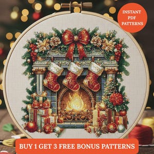 以下が含まれることがあります： クリスマス暖炉のシーンを特徴とするクロスステッチパターン。靴下、ギフト、クリスマスツリーが描かれています。デザインは木の枠で囲まれています。画像には「Instant PDF Patterns」と「Buy 1 Get 3 Free Bonus Patterns」と書かれています。