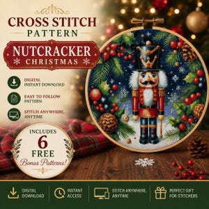 Può includere: Uno schema a punto croce con uno schiaccianoci in un telaio da ricamo in legno, circondato da rami di pino, bacche rosse e pigne. Il testo recita: CROSS STITCH PATTERN, NUTCRACKER CHRISTMAS, DIGITAL INSTANT DOWNLOAD e INCLUDES 6 FREE Bonus Patterns!