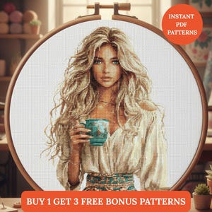 Puede incluir: Patrón de punto de cruz de una mujer con cabello rubio largo sosteniendo una taza turquesa. El diseño está enmarcado en un bastidor de bordado de madera. El texto en la imagen dice "Instant PDF Patterns" y "BUY 1 GET 3 FREE BONUS PATTERNS".