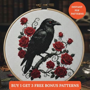 Puede incluir: Patrón de punto de cruz con un cuervo negro posado en una rama con rosas rojas, en un bastidor de bordado. El texto en la imagen dice "INSTANT PDF PATTERNS" y "BUY 1 GET 3 FREE BONUS PATTERNS".