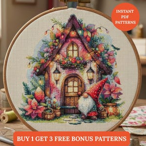 Puede incluir: Un bastidor de bordado de punto de cruz con una colorida escena de cabaña con un gnomo. La cabaña tiene un tejado rojo, una puerta de madera y está rodeada de flores y vegetación. El texto dice "Instant PDF Patterns" y "Buy 1 Get 3 Free Bonus Patterns."