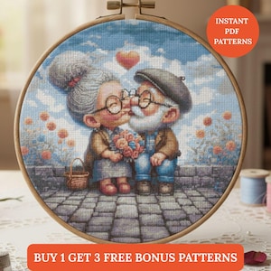 Puede incluir: Un bastidor de bordado de punto de cruz con una escena encantadora de una pareja de ancianos besándose, sobre un fondo de cielo azul con nubes y un corazón. La pareja sostiene flores. El texto "INSTANT PDF PATTERNS" y "BUY 1 GET 3 FREE BONUS PATTERNS" son visibles.