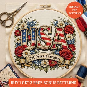 Puede incluir: Un juego de tres tazas de cerámica con un acabado mate moteado. Las tazas son de color crema, gris claro y gris oscuro. Cada taza tiene un diseño simple y minimalista y un asa redondeada.