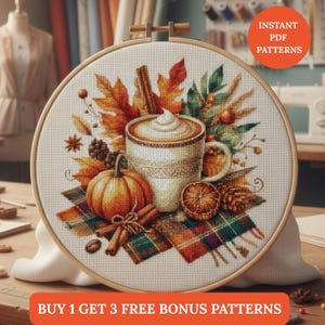 Puede incluir: Bordado de punto de cruz en un aro de madera con un diseño de temática otoñal. El diseño incluye un café con leche de calabaza especiada, una calabaza, hojas y tela de cuadros. El texto en la imagen dice "Instant PDF Patterns" y "Buy 1 Get 3 Free Bonus Patterns."