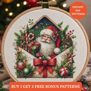 Puede incluir: Un patrón de punto de cruz con Papá Noel dentro de un sobre, rodeado de adornos navideños y vegetación. El diseño incluye un lazo rojo, bastones de caramelo y el texto "INSTANT PDF PATTERNS". El patrón está en un bastidor de bordado de madera.