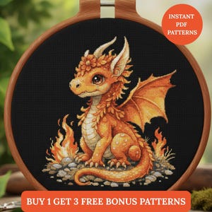 Puede incluir: Patrón de punto de cruz de un lindo dragón naranja con ojos grandes, alas y llamas, sobre un fondo negro. El diseño está enmarcado en un bastidor de bordado de madera. El texto dice "Instant PDF Patterns" y "BUY 1 GET 3 FREE BONUS PATTERNS".