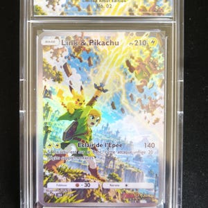 Könnte beinhalten: Eine Sammelkarte mit dem Titel Link & Pikachu, eingeschlossen in einer durchsichtigen Kunststoffhülle. Die Karte zeigt eine Illustration von Link, der ein leuchtendes Schwert hält, mit Pikachu auf der Schulter vor einer dynamischen Landschaft.