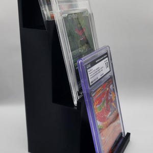 Expositor de cartas graduadas. Capacidad para 3 placas PSA, BGS y CGC para coleccionistas. (No incluye cartas).