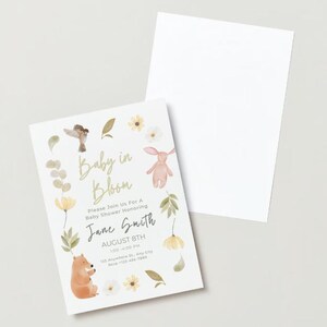 Może przedstawiać: Zaproszenie na baby shower z akwarelowym wzorem przedstawiającym kr&oacute;lika, niedźwiedzia i ptaki. Tekst brzmi "Baby in Bloom" i zawiera imię "Jane Smith" oraz datę "August 8th".