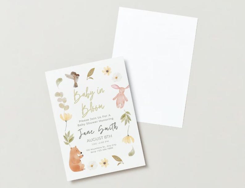Może przedstawiać: Zaproszenie na baby shower z akwarelowym wzorem przedstawiającym kr&oacute;lika, niedźwiedzia i ptaki. Tekst brzmi "Baby in Bloom" i zawiera imię "Jane Smith" oraz datę "August 8th".