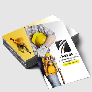 Może przedstawiać: Robotnik budowlany w ż&oacute;łtym kasku i pasie narzędziowym z r&oacute;żnymi narzędziami. Robotnik stoi przed białym tłem z tekstem "Kayot - Construction Company www.kayotm.com 30+ years of experience".