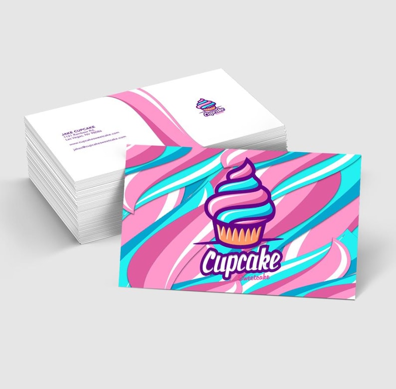 Może przedstawiać: Wizyt&oacute;wka w kolorze r&oacute;żowym i niebieskim z ilustracją ciastka i tekstem "Cupcake Sweets" w wzorze białych, r&oacute;żowych i niebieskich zwoj&oacute;w.