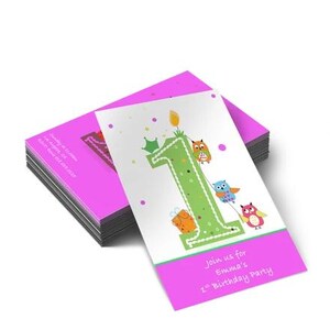 Może przedstawiać: R&oacute;żowe i białe zaproszenie na urodziny z zieloną świeczką w kształcie jedynki otoczoną s&oacute;wkami. Tekst brzmi "Join us for Emma's 1st Birthday Party".