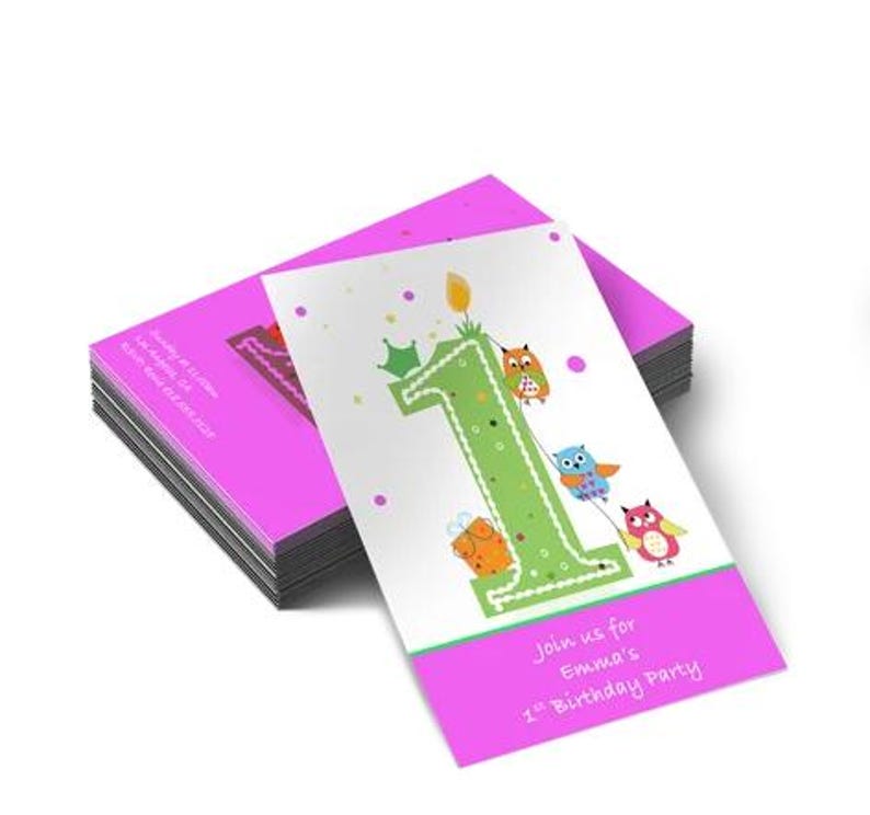 Może przedstawiać: R&oacute;żowe i białe zaproszenie na urodziny z zieloną świeczką w kształcie jedynki otoczoną s&oacute;wkami. Tekst brzmi "Join us for Emma's 1st Birthday Party".