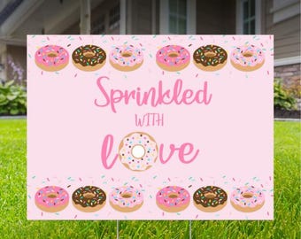 Letrero para jardín con texto "Sprinkled with Love" (rociado con amor) para baby shower: 24" x 18" con estaca