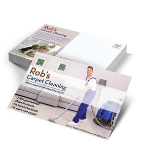 Może przedstawiać: Kartka pocztowa reklamująca Rob's Carpet Cleaning. Na kartce znajduje się zdjęcie mężczyzny w niebieskim kombinezonie używającego maszyny do czyszczenia dywan&oacute;w. Tekst na kartce brzmi "Rob's Carpet Cleaning" i "Um&oacute;w się na wizytę już dziś: 816.533.0125". Kartka zawiera r&oacute;wnież następujące korzyści: "100% gwarancji", "Schnie w minutę", "Brak ostrych chemikali&oacute;w", "Koniec z mokrymi dywanami". Kartka zawiera r&oacute;wnież adres strony internetowej "Robocarpetcleaning22.com".