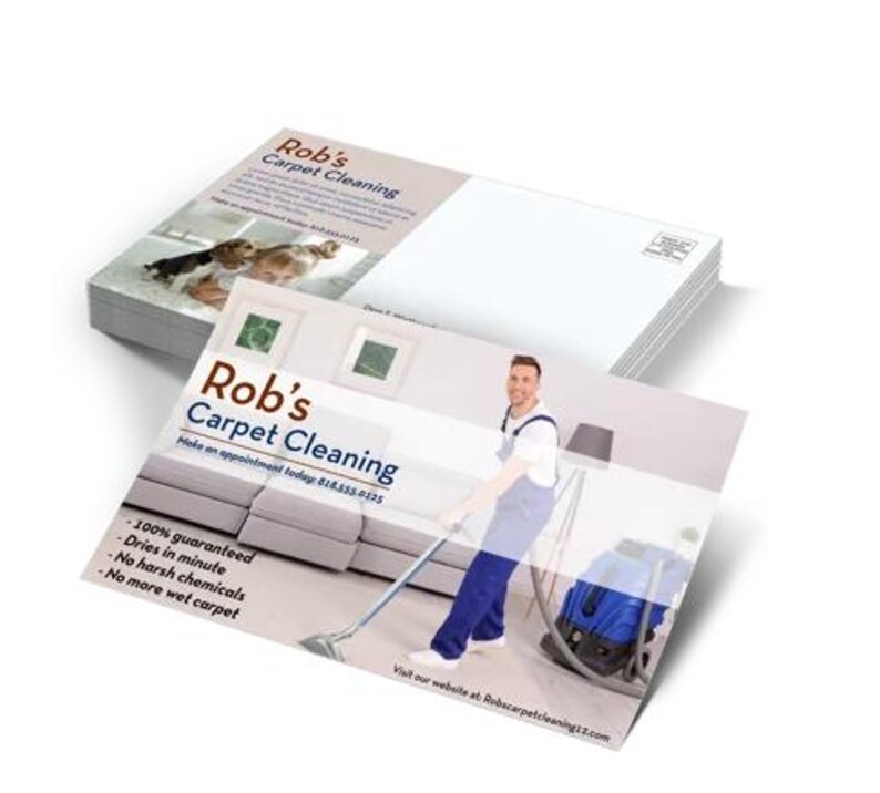 Może przedstawiać: Kartka pocztowa reklamująca Rob's Carpet Cleaning. Na kartce znajduje się zdjęcie mężczyzny w niebieskim kombinezonie używającego maszyny do czyszczenia dywan&oacute;w. Tekst na kartce brzmi "Rob's Carpet Cleaning" i "Um&oacute;w się na wizytę już dziś: 816.533.0125". Kartka zawiera r&oacute;wnież następujące korzyści: "100% gwarancji", "Schnie w minutę", "Brak ostrych chemikali&oacute;w", "Koniec z mokrymi dywanami". Kartka zawiera r&oacute;wnież adres strony internetowej "Robocarpetcleaning22.com".