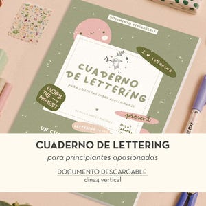 Op de afbeelding: Een notitieboek getiteld "Cuaderno de Lettering" in het Spaans, met de tekst "para principiantes apasionadas". De omslag is lichtgroen met illustraties en stickers. Pennen, stiften en briefpapier liggen rond het notitieboek.