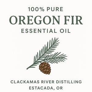 Puede incluir: Una etiqueta para el aceite esencial de abeto de Oregón. El texto dice "100% Pure Oregon Fir Essential Oil" en verde oscuro. Un dibujo de una rama de pino y un cono está debajo del texto. El texto inferior dice "Clackamas River Distilling, Estacada, OR."