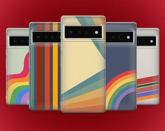 Può includere: Cinque custodie per telefoni con design retrò. Le custodie presentano una varietà di motivi colorati, tra cui arcobaleni, strisce e forme geometriche. Le custodie sono esposte su uno sfondo rosso.