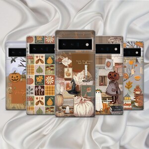 Può includere: Una collezione di custodie per telefoni con design a tema autunnale. Ogni custodia presenta un collage unico di elementi autunnali, tra cui zucche, foglie, funghi e il testo "Even the leaves fall for you."
