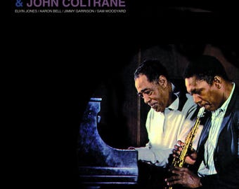 Può includere: Una fotografia in bianco e nero di Duke Ellington che suona il pianoforte con John Coltrane che suona il sassofono. Il testo sull'immagine recita "DUKE ELLINGTON & JOHN COLTRANE ELVIN JONES/AARON BELL/JIMMY GARRISON/SAM WOODYARD"