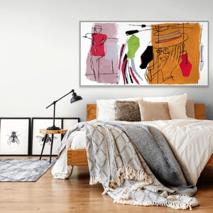 K&ouml;nnte beinhalten: Ein Schlafzimmer-Interieur mit einem wei&szlig;en Bett, einem h&ouml;lzernen Kopfteil und einer wei&szlig;en Decke. Ein gerahmtes abstraktes Gem&auml;lde mit einer Person in einem roten Hemd und einer Person mit Hut und Brille h&auml;ngt &uuml;ber dem Bett. An der Wand links vom Bett befinden sich zwei schwarze gerahmte Drucke.