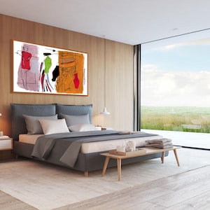 K&ouml;nnte beinhalten: Ein modernes Schlafzimmer mit einem gro&szlig;en Fenster, das einen Blick auf ein Grasfeld bietet. Der Raum verf&uuml;gt &uuml;ber ein graues, gepolstertes Bett mit wei&szlig;en Bettw&auml;sche und einen Holz- Nachttisch. Ein farbenfrohes abstraktes Gem&auml;lde h&auml;ngt an der Wand &uuml;ber dem Bett.