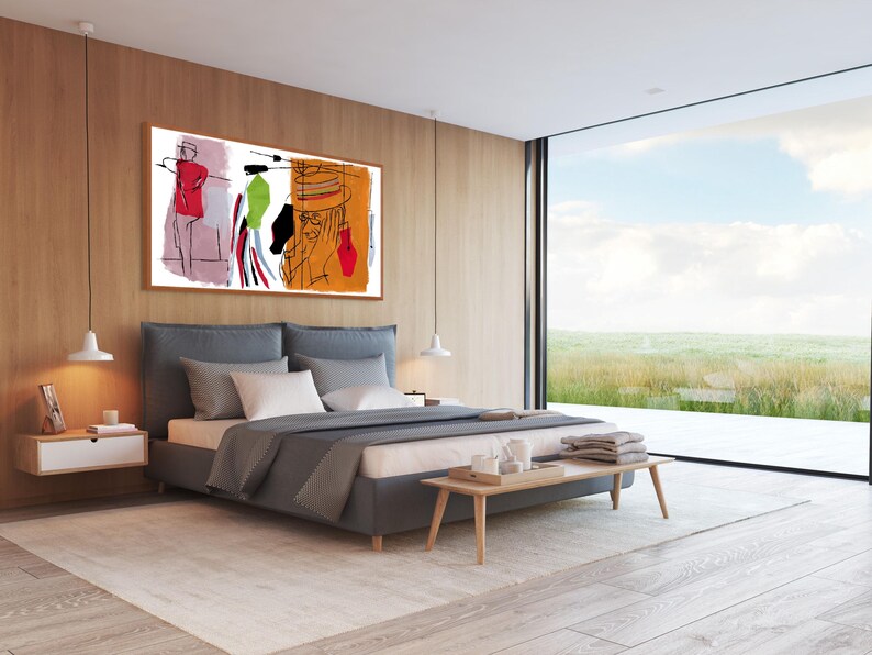 K&ouml;nnte beinhalten: Ein modernes Schlafzimmer mit einem gro&szlig;en Fenster, das einen Blick auf ein Grasfeld bietet. Der Raum verf&uuml;gt &uuml;ber ein graues, gepolstertes Bett mit wei&szlig;en Bettw&auml;sche und einen Holz- Nachttisch. Ein farbenfrohes abstraktes Gem&auml;lde h&auml;ngt an der Wand &uuml;ber dem Bett.