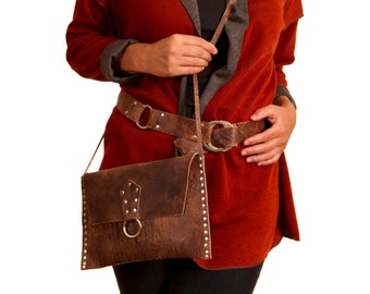 Cintura in pelle color cognac anticata: pelle bovina vintage con rivetti argentati