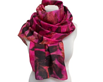 Sciarpa di seta con stampa ecologica: stampa a foglie di noce nei colori magenta, rosa e nero.