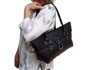 Borsa a tracolla in pelle nera con rivetti: borsa punk rocker fatta a mano