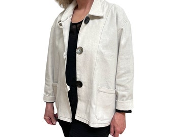 Giacca utility in tela di cotone beige: bottoni vintage, trench minimalista