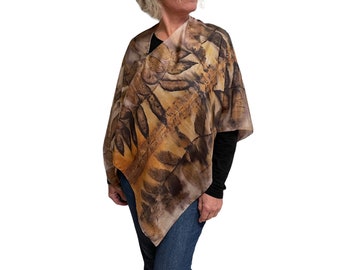 Poncho in seta con stampa ecologica: Avvolgimento botanico color noce nero terroso