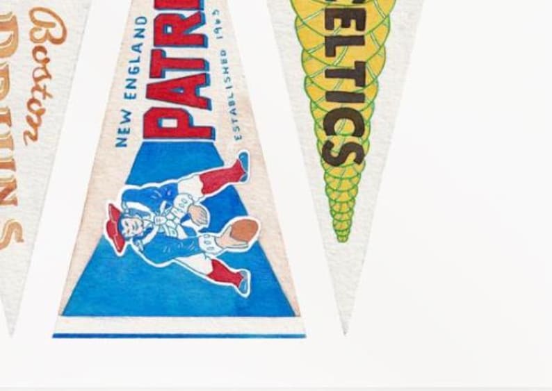 Puede incluir: Banderines triangulares con logotipos y texto de equipos. Un bander&iacute;n presenta el logotipo de los New England Patriots con el texto "PATRIOTS" en rojo y azul. Otro bander&iacute;n muestra el logotipo de los Boston Celtics con el texto "CELTICS" en verde y amarillo.