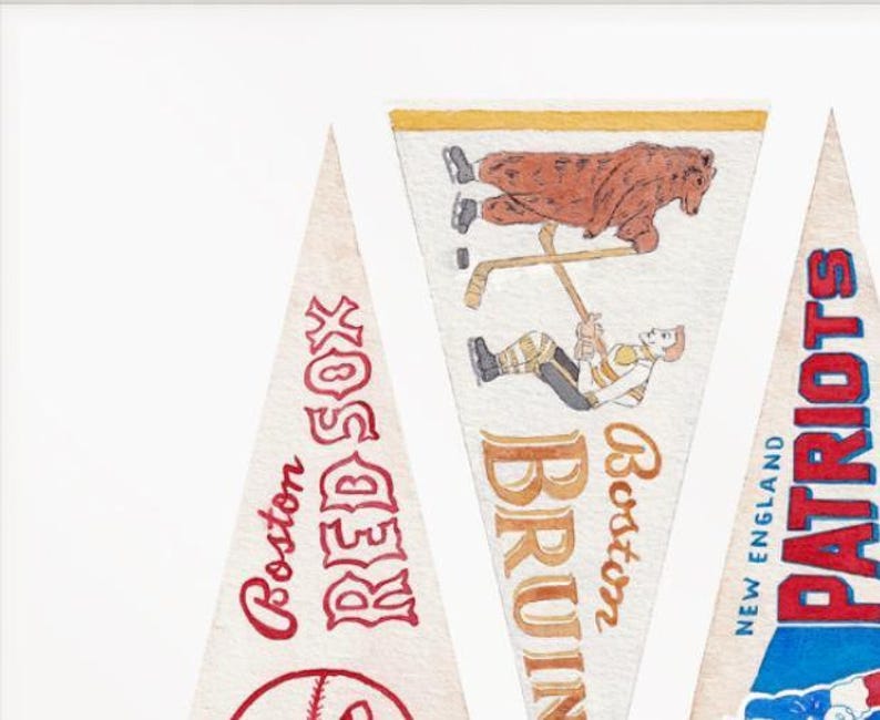Puede incluir: Tres banderines vintage con logotipos y texto de equipos. Los banderines son blancos con texto y gr&aacute;ficos rojos, marrones y azules. Los banderines presentan los logotipos de los Boston Red Sox, Boston Bruins y New England Patriots. Los banderines tienen forma triangular.