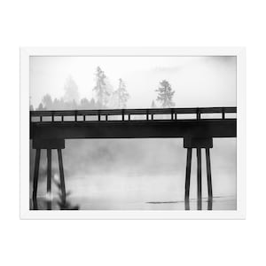 Schwarzweiße Fotografie, neblige Brücke, Landschaft, Kunst, gerahmt oder ungerahmt