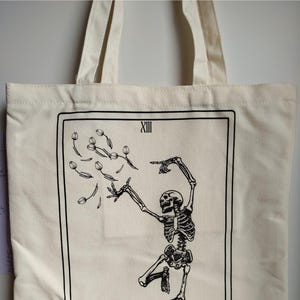 Tarot Tod Einkaufstasche | Skelett | Blumen | Reißverschluss | Tasche | Baumwoll-Einkaufstasche | Tarot Karten Design | Große Arkana | 325 ml | Tulpen | Tanzen
