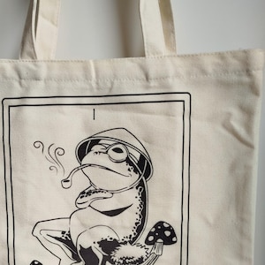 Sac fourre-tout Tarot le magicien | Grenouille | Magie | Fermeture éclair | Poche | Coton | Conception de cartes de tarot | Arcanes majeurs | 12 oz | Champignons | Grenouille | Fumée