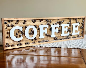 Handgjord kaffeskylt: Rustik köksinredning med riktiga kaffebönor