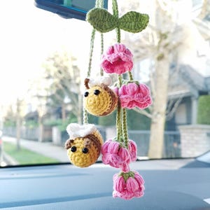 Adorno para coche de lirio de los valles a crochet: decoración floral colgante hecha a mano
